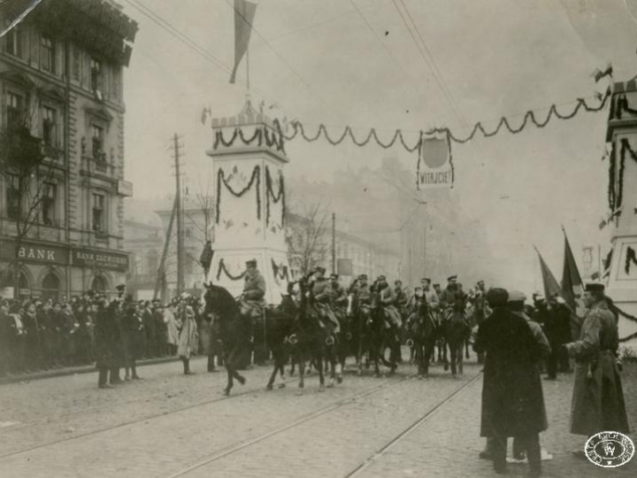 Wkroczenie oddziałów legionowych do Warszawy. Wojska przejeżdżaja przez bramę triumfalną w Al. Jerozolimskich. Źródło: CAW 