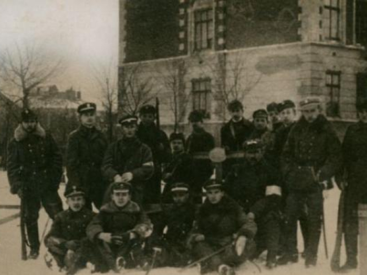 Pierwsza załoga obrońców Lwowa przed szkołą im. Henryka Sienkiewicza. Listopad 1918 r. Fot. CAW