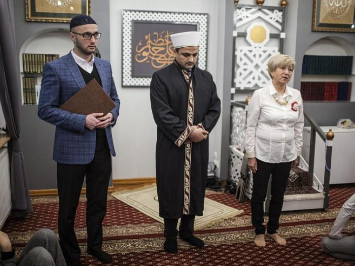 Imam Muzułmańskiej Gminy Wyznaniowej Białystok Mirzogolib Radzhabaliev (C), imam Muzułmańskiej Gminy Wyznaniowej Warszawa-Fatih Ramil Khayrov (L) i sekretarz Muzułmanskiego Związku Religijnego w RP Rozalia Bogdanowicz (P) podczas modlitwy w intencji ojczyzny w ramach wojewódzkich obchodów 100. rocznicy odzyskania niepodległości przez Polskę. Białystok, 09.11.2018. Fot. PAP/M. Onufryjuk