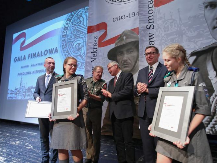 Gala finałowa I edycji konkursu Instytutu Pamięci Narodowej „Niezwyciężeni 1918-2018. Pokolenia Niepodległej” w Teatrze Polskim w Warszawie - prezes IPN Jarosław Szarek (2P), przewodniczący ZHR Grzegorz Nowik (4P) i zastępca dyrektora Biura Edukacji Narodowej IPN Waldemar Brenda (3P). Fot. PAP/L. Szymański