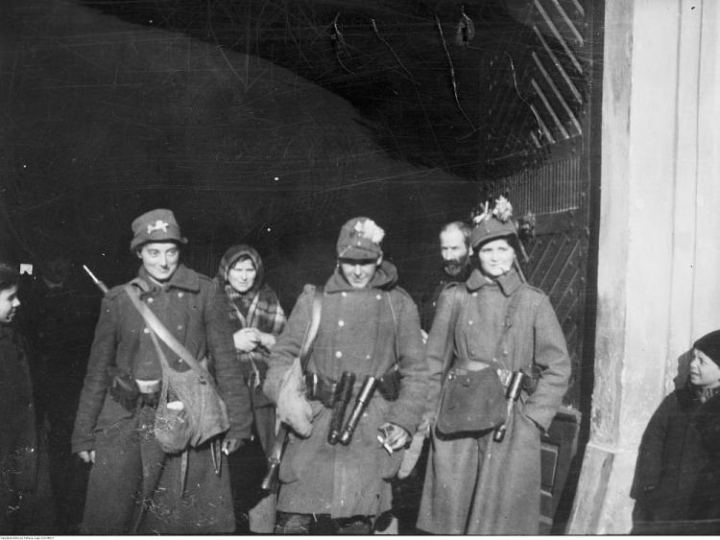 Walki polsko-ukraińskie - obrona Lwowa. Patrol legionistek. 11.1918. Fot. NAC