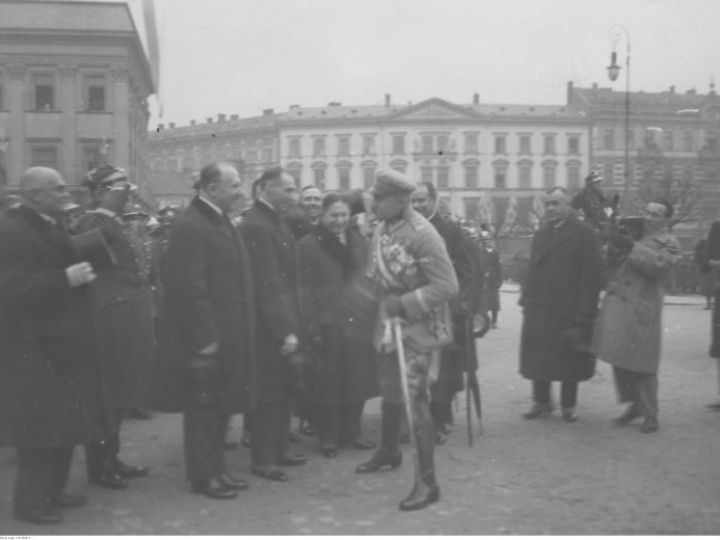 Marszałek Józef Piłsudski podczas powitania z członkami rządu, obchody Święta Niepodległości na placu Saskim w Warszawie. Źródło: NAC