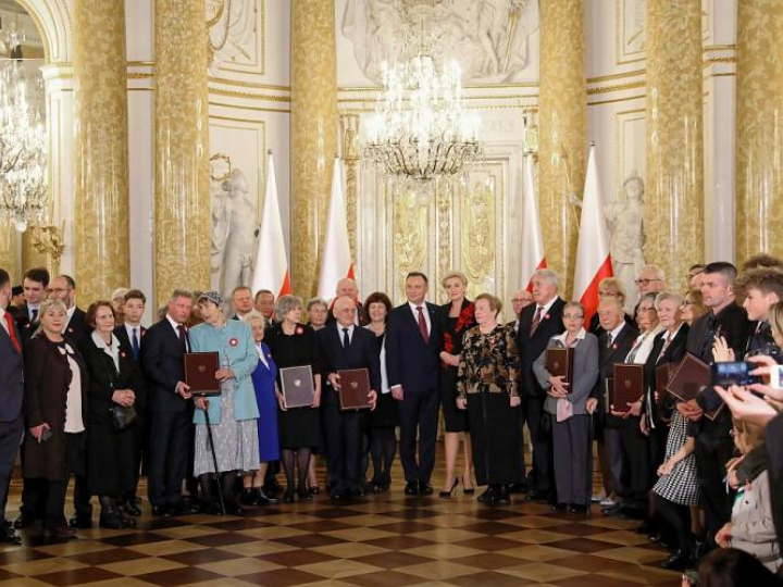 Prezydent RP Andrzej Duda (C-L) z małżonką Agatą Kornhauser-Dudą (C-P) podczas uroczystości wręczenia najwyższych polskich odznaczeń - Orderów Orła Białego, nadanych pośmiertnie ponad 20 wybitnym Polakom zasłużonym dla chwały, dobra i pożytku Rzeczypospolitej Polskiej, z okazji Narodowych Obchodów Setnej Rocznicy Odzyskania Niepodległości Rzeczypospolitej Polskiej na Zamku Królewskim w Warszawie. Fot. PAP/R. Guz