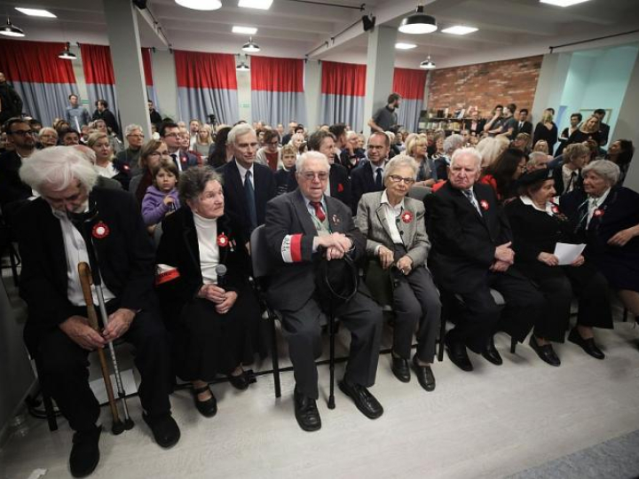 Uczestnicy Powstania Warszawskiego Wanda Traczyk-Stawska (2L), Anna Przedpełska-Trzeciakowska ps. "Grodzka" (4L), Zofia Gordon ps. „Iskra” (2P), łączniczka w Powstaniu Warszawskim Zofia Czekalska ps. „Sosenka” (P) podczas spotkania w Domu Wsparcia. Warszawa, 11.11.2018. Fot. PAP/L. Szymański