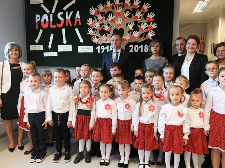 Prezydent Andrzej Duda podczas uroczystości 100. rocznicy odzyskania niepodległości i powrotu wsi orawskich do Polski zorganizowanej w szkole podstawowej im. Marii i Lecha Kaczyńskich w Podsarniu. Fot. PAP/J. Bednarczyk