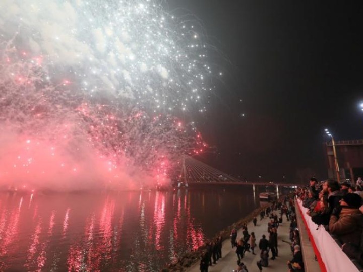 Pokaz fajerwerków i iluminacji świetlnej zorganizowany na Bulwarach Wiślanych w Warszawie w ramach obchodów 100-lecia odzyskania przez Polskę niepodległości. Fot. PAP/P. Supernak