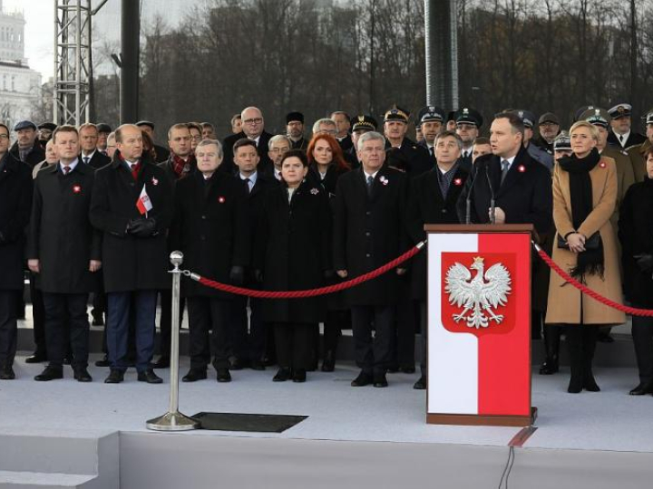 Prezydent Andrzej Duda przemawia podczas uroczystej odprawy wart przed Grobem Nieznanego Żołnierza w Warszawie w Święto Niepodległości. 11.11.2017. Fot. PAP/P. Supernak 