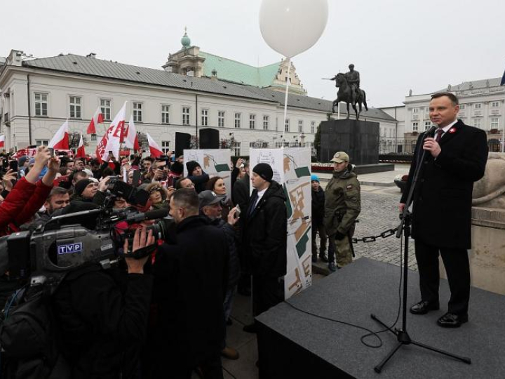 Prezydent Andrzej Duda przemawia przed Pałacem Prezydenckim, w ramach obchodów Święta Niepodległości w Warszawie. 11.11.2018. Fot. PAP/P. Supernak