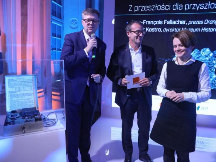 Minister przedsiębiorczości i technologii Jadwiga Emilewicz (P), dyrektor Muzeum Historii Polski Robert Kostro (L) i Jean-Francois Fallacher (C) z Orange Polska podczas debaty "Przedsiębiorczość, technologie, rozwój: Polsko, 100 lat". Fot. PAP/T. Gzell