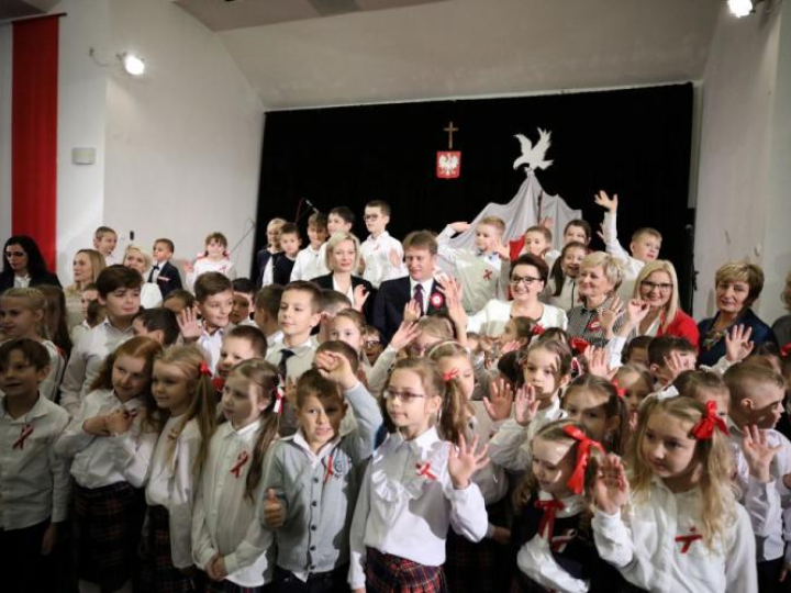 Minister edukacji narodowej Anna Zalewska wspólnie z uczniami, nauczycielami Publicznej Szkoły Podstawowej nr 4 im. Ireny Szewińskiej w Pułtusku oraz zaproszonymi gośćmi uczestniczyła w finale akcji „Rekord dla Niepodległej. Fot. PAP/L. Szymański