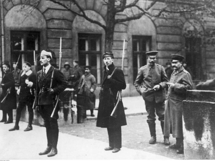 Rozbrajanie Niemców w Warszawie - warta studentów. W głębi widoczni rozbrojeni żołnierze niemieccy. 11.1918. Fot. NAC