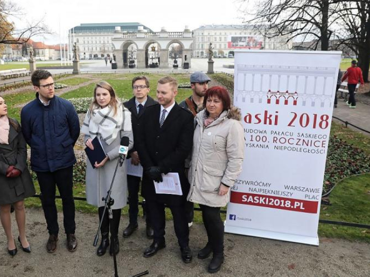 Prezes Stowarzyszenia Saski 2018 Jerzy Bombczyński (3P) oraz  Aneta Chałuś (L), Baciej Budzýński (2L), Maria Wardzyńska (3L), Mariusz Banaś (4L), Jakub Celejewski (2P) i Joanna Borowska (P) podczas briefingu prasowego w okolicy Grobu Nieznanego Żołnierza w Warszawie. Fot. PAP/T. Gzell