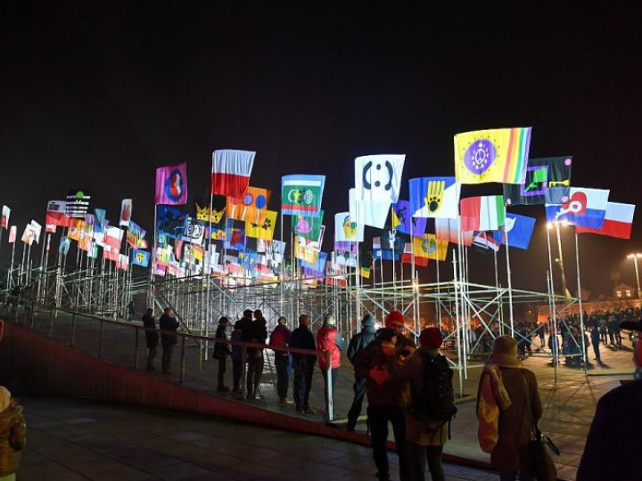 Instalacja „Sto flag na sto lat” zorganizowana w ramach obchodów stulecia odzyskania przez Polskę niepodległości na placu Solidarności w Szczecinie. Fot. PAP/M. Bielecki