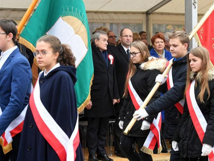 Wicepremier, minister kultury Piotr Gliński (C) podczas uroczystości zawieszenia wiechy w muzeum im. Józefa Piłsudskiego w Sulejówku. Fot. PAP/P. Nowak