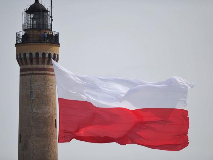 Polska flaga na latarni morskiej w Świnoujściu w Dzień Flagi RP. 02.05.2017. Fot. PAP/M. Bielecki