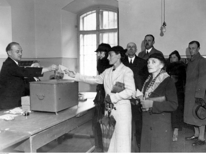 Głosowanie w wyborach do Sejmu. Kraków, 1935 r. Fot. NAC