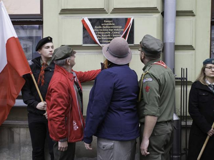 Odsłonięcie tablicy upamiętniającej 100. rocznicę powstania ZHP na gmachu Teatru Dramatycznego im. Juliusza Osterwy w Lublinie. Fot. PAP/W. Jargiło