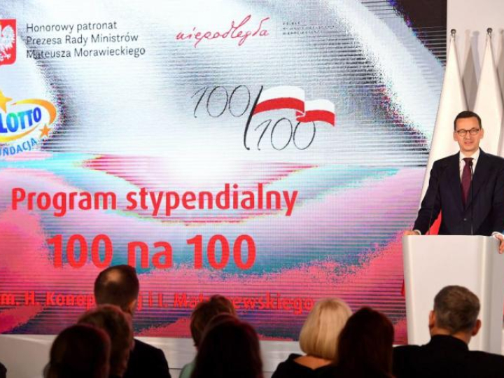 Mateusz Morawiecki podczas gali programu stypendialnego „100 na 100” im. Haliny Konopackiej i Ignacego Matuszewskiego w Warszawie. Fot. PAP/P. Nowak
