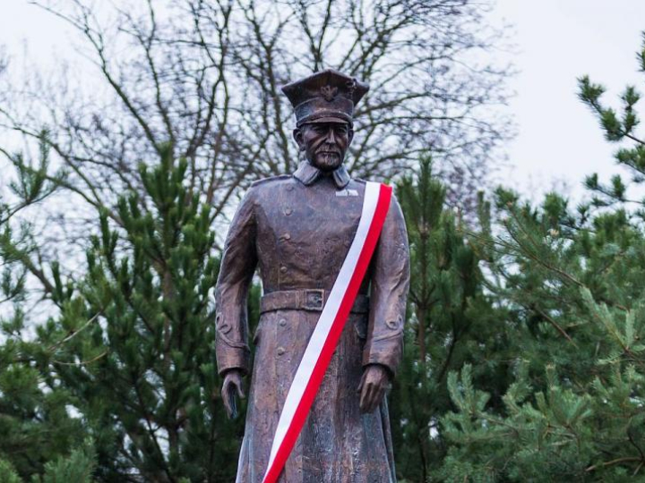 Uroczystość odsłonięcia pomnika dowódcy Powstania Wielkopolskiego gen. Józefa Dowbor-Muśnickiego w Lusowie. 29.12.2015. Fot. PAP/M. Zakrzewski