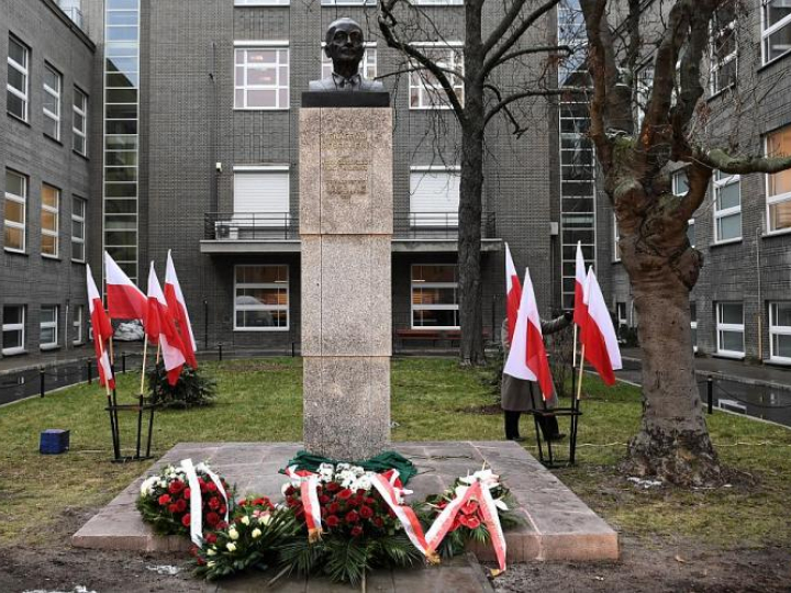 Odsłonięcie pomnika prezydenta Ignacego Mościckiego przed gmachem Technologii Chemicznej Politechniki Warszawskiej. Fot. PAP/R. Pietruszka