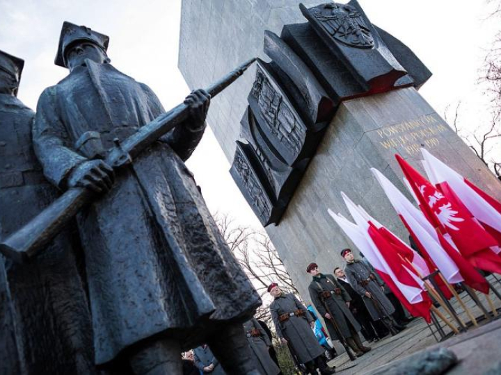 Uroczystości przed pomnikiem Powstańców Wielkopolskich w Poznaniu w ramach obchodów 99. rocznicy wybuchu Powstania Wielkopolskiego. Fot. PAP/M. Zakrzewski