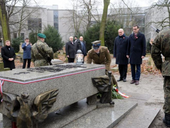 Premier RP Mateusz Morawiecki i wojewoda wielkopolski Zbigniew Hoffmann składają kwiaty na mogile generała Stanisława Taczaka. Fot. PAP/J. Kaczmarczyk