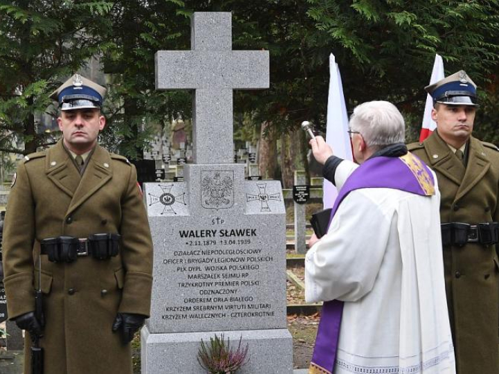 Uroczystość poświęcenia nowego pomnika płk. Walerego Sławka na warszawskich Powązkach. Fot. PAP/P. Nowak