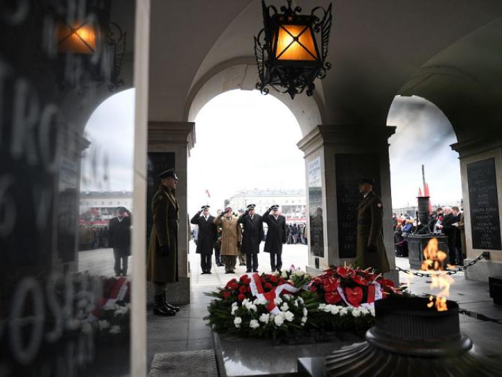 Ceremonia złożenia wieńców przed Grobem Nieznanego Żołnierza w Warszawie podczas uroczystości upamiętniającej 100. rocznicę wybuchu Powstania Wielkopolskiego. Fot. PAP/J. Turczyk