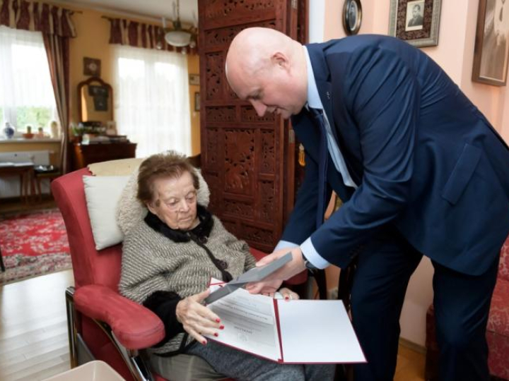Mrowino, 16.01.2019. Maria Pągowska (L) otrzymała 16 bm. z rąk wojewody wielkopolskiego Zbigniewa Hoffmanna (P) "Medal 100-lecia Odzyskania Niepodległości" przyznawany przez Prezesa Rady Ministrów. Zamieszkała w Mrowinie, urodzona w 1918 roku Maria Pągowska pochodzi z rodziny ziemiańskiej o tradycjach patriotycznych. Fot. PAP/J. Kaczmarczyk