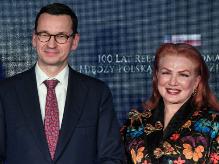 Warszawa, 30.01.2019. Ambasador USA w Polsce Georgette Mosbacher (P) i premier Mateusz Morawiecki (L) podczas uroczystej gali dla uczczenia 100. rocznicy nawiązania stosunków dyplomatycznych między USA a Polską. PAP/R. Pietruszka