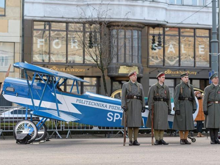 Replika samolotu Fokker D.VII - uroczystości na pl. Wolności w Poznaniu związane z setną rocznicą zdobycia przez powstańców wielkopolskich Stacji Lotniczej w Ławicy. Fot. PAP/J. Kaczmarczyk