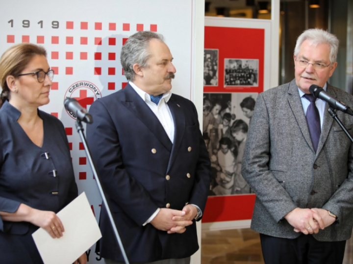 Warszawa, 20.02.2019. Przewodniczący Parlamentarnego Zespołu Polskiego Czerwonego Krzyża poseł Marek Jakubiak (C), prezes PCK Stanisław Kracik (P), wicemarszałek Sejmu Beata Mazurek (L) podczas wernisażu jubileuszowej wystawy PCK "Od 100 lat wszędzie dla wszystkich", 20 bm. w Sejmie. (ls/awol) PAP/Leszek Szymański