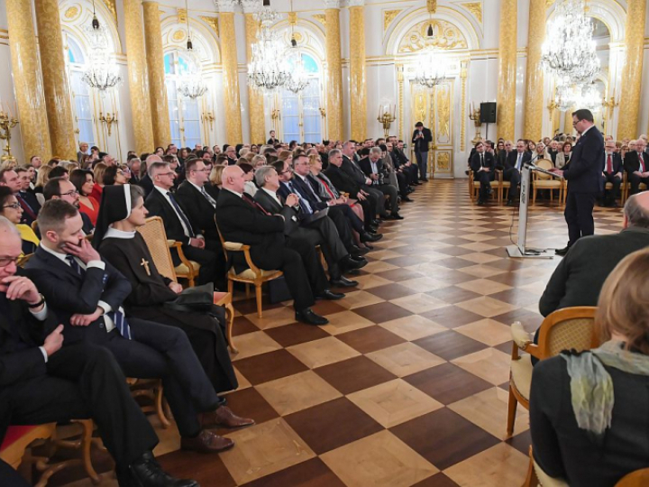 Naczelny Dyrektor Archiwów Państwowych Paweł Pietrzak (P) przemawia podczas Gali Archiwisty na Zamku Królewskim. Fot. PAP/P. Nowak