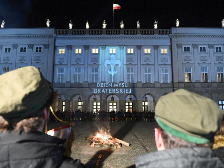 Spotkanie harcerzy z prezydentem Andrzejem Dudą z okazji Dnia Myśli Braterskiej na dziedzińcu Pałacu Prezydenckim w Warszawie. Fot. PAP/R. Pietruszka