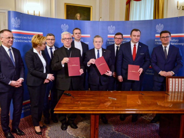 Wicepremier, minister kultury Piotr Gliński (4P), arcybiskup Metropolita Katowicki Wiktor Skworc (6P), prezydent Miasta Katowice Marcin Krupa (P), marszałek Województwa Śląskiego Jakub Chełstowski (2P), wiceminister kultury Jarosław Sellin (L), eurodeputowana Jadwiga Wiśniewska (2L), poseł PiS Jerzy Polaczek (3P), ksiądz Łukasz Gaweł (5P) oraz wojewoda śląski Jarosław Wieczorek (3L). Fot. PAP/J. Kamiński