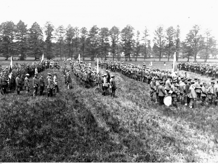 III Powstanie Śląskie - defilada oddziału powstańczego pod Gliwicami. 1921 r. Fot. NAC