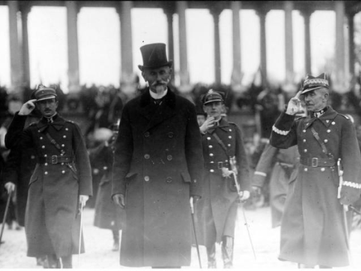 Prezydent RP Stanisław Wojciechowski w towarzystwie adiutanta, gen. Mariusza Zaruskiego przed Grobem Nieznanego Żołnierza w Warszawie. Źródło: NAC