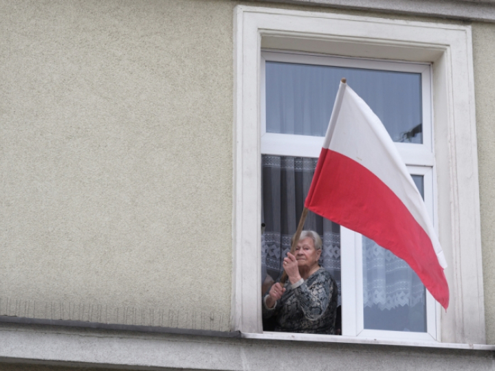 Poznań, 27.12.2018. Mieszkanka Poznania z flagą narodową. Fot. PAP/J. Kaczmarczyk