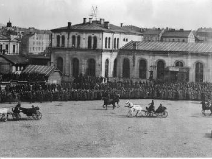 22 kwietnia 1919 r. Przybycie Naczelnika Państwa Józefa Piłsudskiego do Wilna. Powitanie na dworcu kolejowym. Źródło: NAC