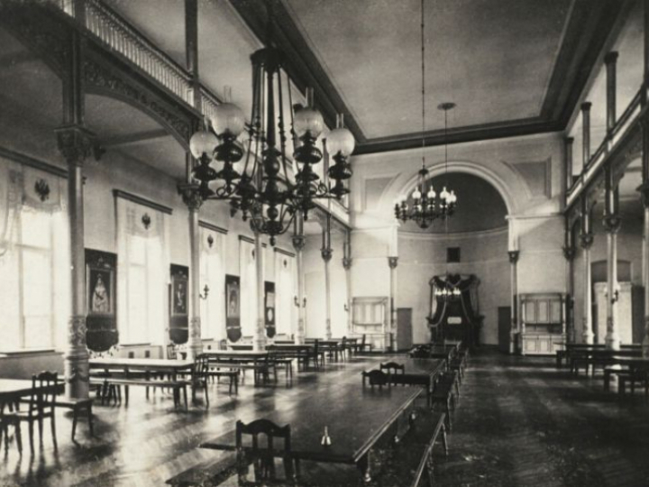 Sala jadalna Instytutu Wychowania Panien - miejsce obrad Zgromadzenia Narodowego 1919 r. Źródło: BN Polona