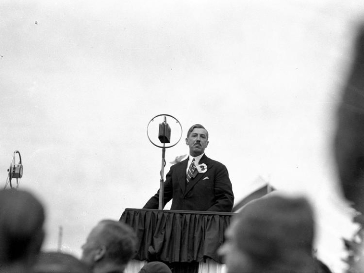 Eugeniusz Kwiatkowski przemawia podczas obchodów Święta Morza w Gdyni. 1932 r. Fot. NAC