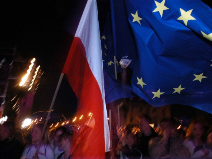 Warszawa, 01.05.2004 r. Flagi Polski i Unii Europejskiej na Placu Zamkowym podczas koncertu "Welcome Europe", z w Warszawie w związku z przystąpieniem Polski do Unii Europejskiej.  PAP/J. Turczyk