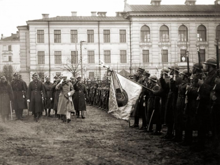 Przegląd oddziałów Wojska Polskiego. Za Józefem Piłsudskim generałowie: Edward Śmigły-Rydz, Stanisław Szeptycki, Kazimierz Sosnkowski. Wilno, Plac Łukiski, 04.1919. Fot. CAW. Źródło: Wikimedia Commons