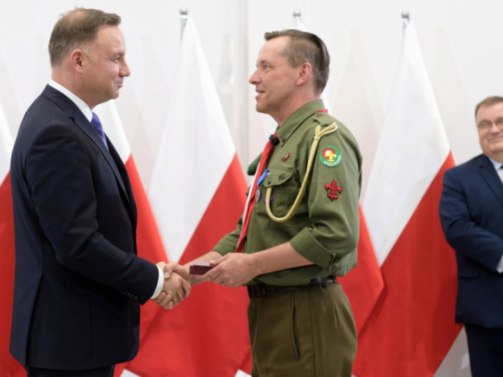 Poznań, 22.05.2019. Prezydent RP Andrzej Duda (L) i odznaczany komendant Wielkopolskiej Chorągwi ZHP Tomasz Kujaczyński (C) podczas uroczystości wręczenia Medali Stulecia Odzyskanej Niepodległości w wielkopolskim Urzędzie Wojewódzkim w Poznaniu, 22 bm. Z prawej - sekretarz stanu w Kancelarii Prezydenta RP Andrzej Dera. Fot. PAP/J. Kaczmarczyk