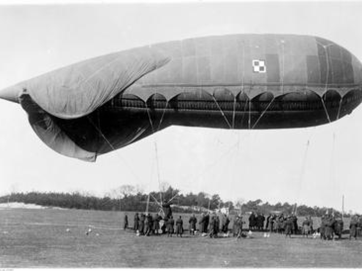 Wojskowy balon obserwacyjny przygotowywany do startu. Źródło: NAC