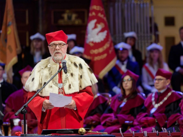 Prof. dr hab. Andrzej Lesicki, rektor Uniwersytetu im. Adama Mickiewicza w Poznaniu (C) podczas uroczystego posiedzenia senatów UAM, UMP, UPP i AWF w ramach obchodów 100-lecia Uniwersytetu Poznańskiego. Fot. PAP/J. Kaczmarczyk