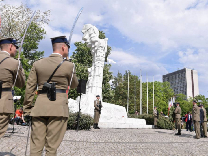 Uroczystości przed pomnikiem Bitwy o Monte Cassino, organizowane przez Urząd do Spraw Kombatantów i Osób Represjonowanych połączone z upamiętnieniem 84. rocznicy śmierci Marszałka Józefa Piłsudskiego oraz 49. rocznicy śmierci Generała Władysława Andersa. PAP/M. Obara