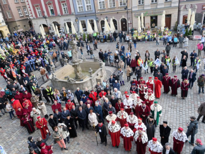 W ramach obchodów 100-lecia Uniwersytetu Poznańskiego odbył się przemarsz senatów UAM, UMP, UPP i AWF z poznańskiej katedry do Collegium Minus Uniwersytetu im. Adama Mickiewicza. Fot. PAP/J. Kaczmarczyk
