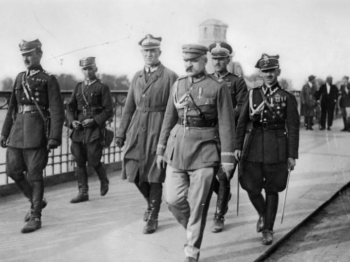 Marszałek Józef Piłsudski w otoczeniu oficerów na moście ks. J. Poniatowskiego udaje się na spotkanie z prezydentem Stanisławem Wojciechowskim. Widoczni od lewej: podpułkownik Kazimierz Stamirowski, porucznik Marian Żebrowski, generał Gustaw Dreszer-Orlicz, major Włodzimierz Jaroszewicz oraz porucznik Michał Galiński. Warszawa, 12.05.1926. Źródło: NAC