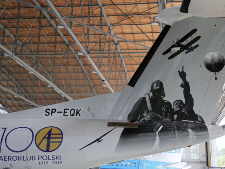 Skrzydło samolotu Bombardier Dash Q400 Polskich Linii Lotniczych LOT ze specjalnym malowaniem wykonanym z okazji obchodów 100-lecia Aeroklubu Polskiego. Fot. PAP/W. Olkuśnik